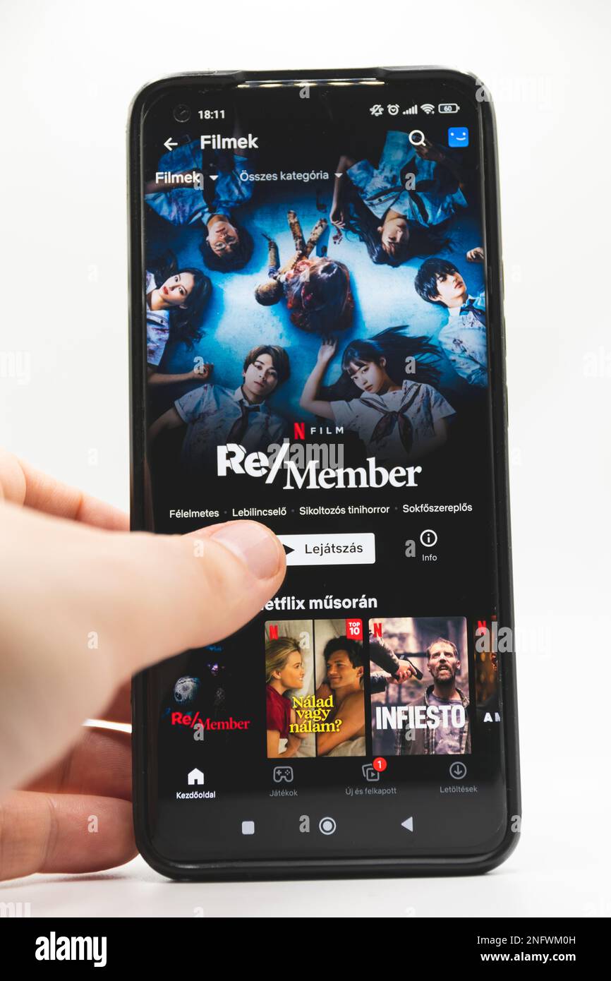 Der Startbildschirm der Netflix-Anwendung wird auf dem Telefonbildschirm auf ungarischem, weißem Hintergrund angezeigt Stockfoto