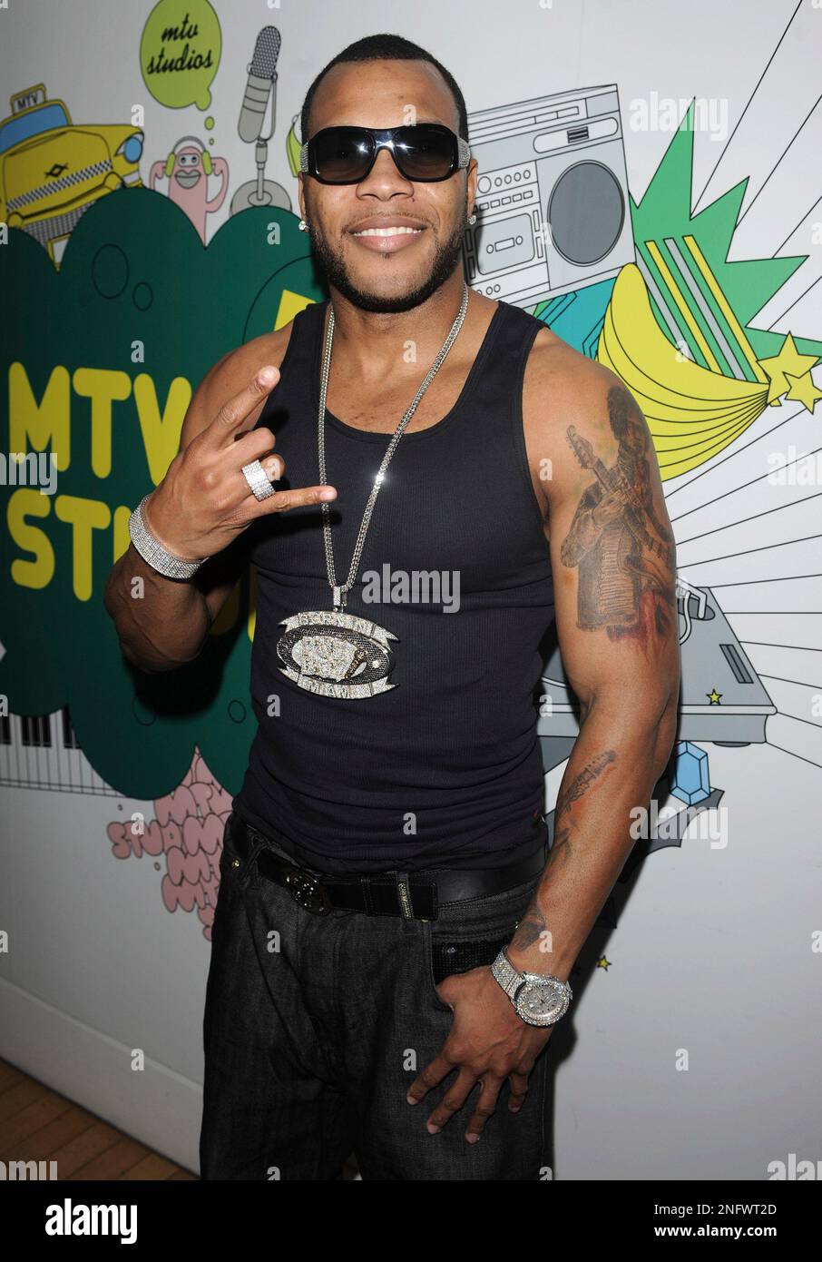 Rapper Flo Rida makes an appearance at MTV Studios in Times Square for a taping of MTV's "Total Request Live" show, Monday, Feb. 11, 2008, in New York. The show will air on Wednesday, Feb. 13, 2008. (AP Photo/Peter Kramer) Stockfoto