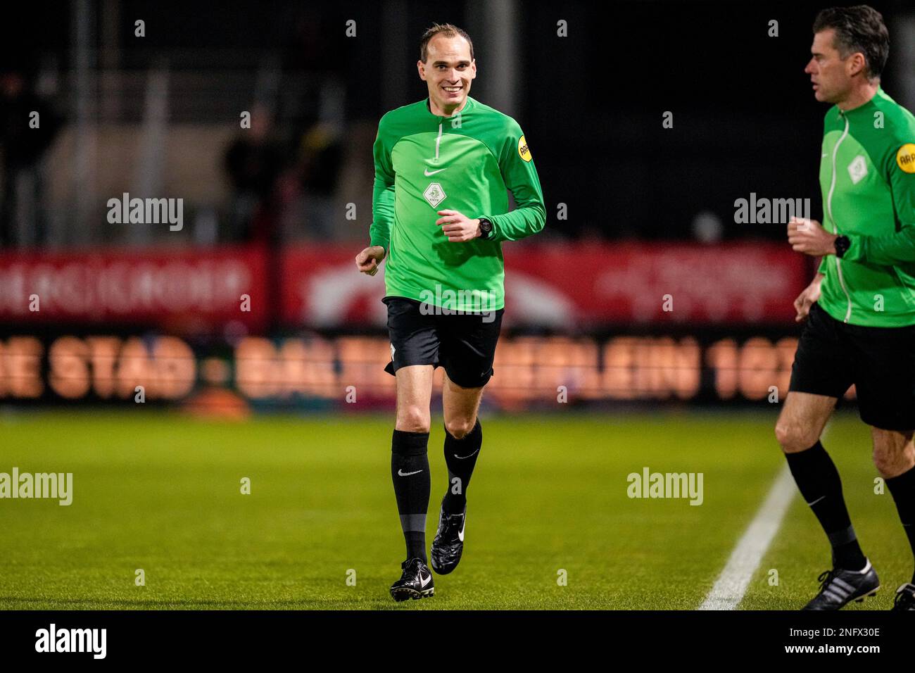 ALMERE, NIEDERLANDE - FEBRUAR 17: Stellvertretender Schiedsrichter Martijn Beijer während des niederländischen Keukenkampioendivisie-Spiels zwischen dem FC Almere City und Helmond Sport im Yanmar Stadion am 17. Februar 2023 in Almere, Niederlande (Foto von Patrick Goosen/Orange Pictures) Credit: Orange Pics BV/Alamy Live News Stockfoto