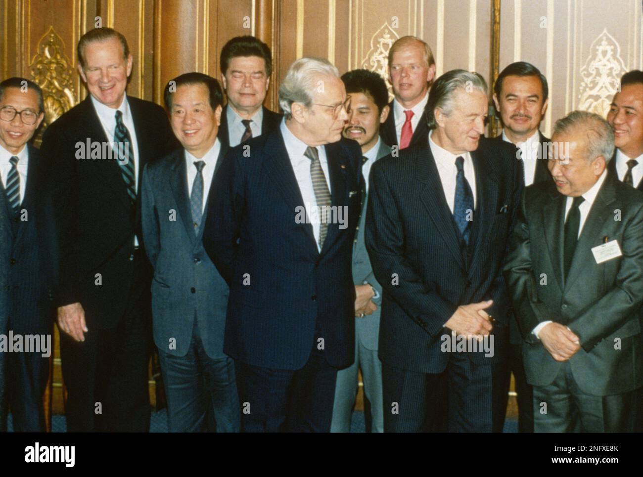 Foreign ministers attending the Paris Peace Conference on Cambodia pose prior to the meeting, Oct. 23, 1991. Front row L-R: United Nations Secretary General Javier Perez de Cuellar, Roland Dumas of France, Cambodia's Prince Norodom Sihanouk, back row L-R: unidentified, U.S. Secretary of State James Baker, Qian Qichen of China, Soviet Union's Boris Pankin, Burnei's Prince Mohamed Bolkiah, Great Britain's Lord Caithness, unidentified, Thailand's Anan Sarasin. (AP Photo) Stockfoto