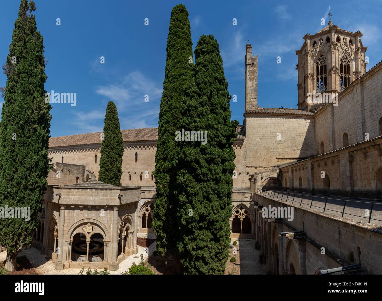 Precioso claustro del Monasterio de Poblet. Tarragona, España Stockfoto