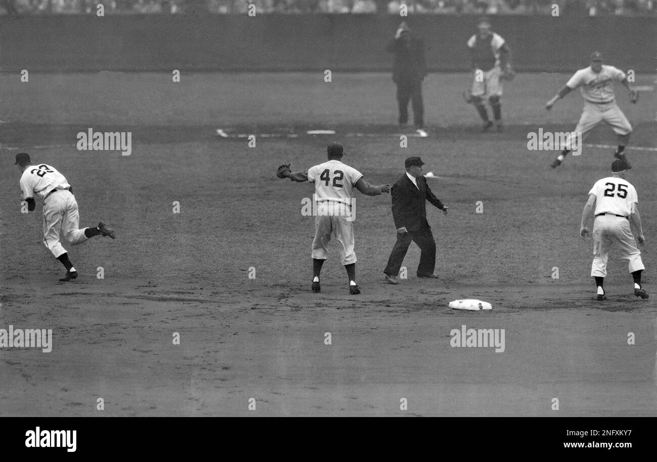 New York Giants' third baseman Bobby Thomson (23) heads back to first