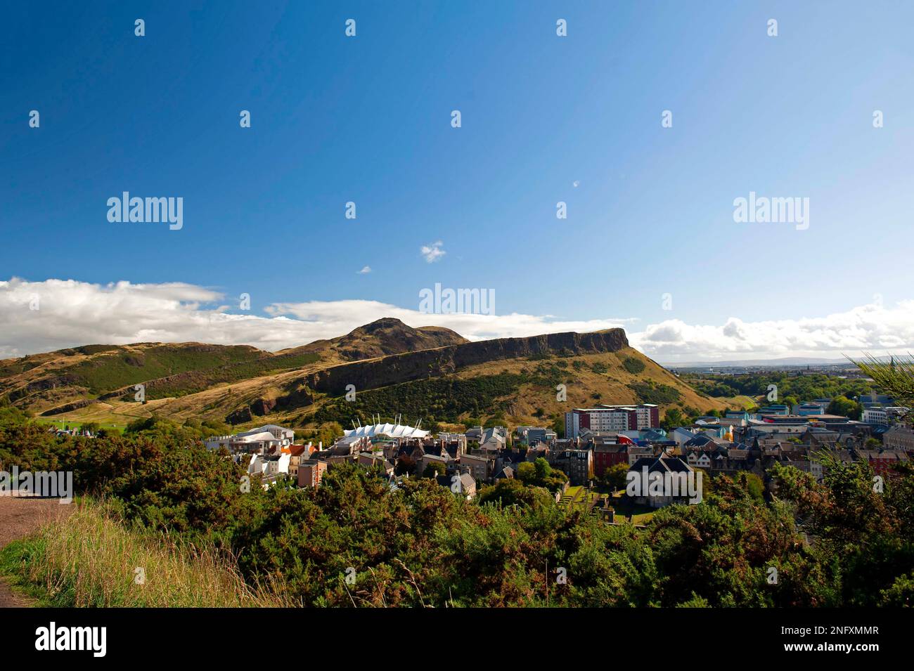 Blick auf Arthur's Seat, Salisbury Crags und Holyrood Park. Stockfoto