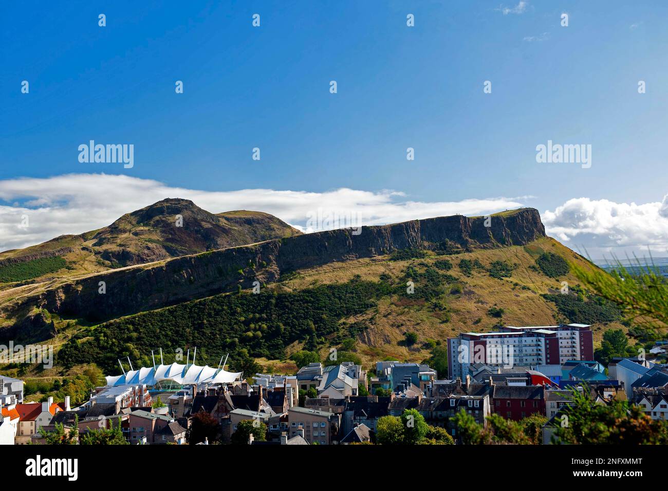 Blick vom Gipfel des Calton Hill in Edinburgh, Schottland. Von Arthur's Seat, Salisbury Crags und Holyrood Park. Stockfoto