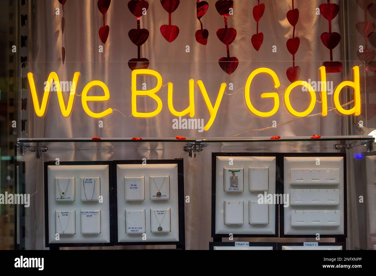 Slough, Berkshire, Großbritannien. 17. Februar 2023. Ein "Wir kaufen Gold" -Schild im Fenster eines "Pfandleiher" in Slough. Nach einem Rückgang der Einzelhandelsumsätze um zwei Monate ist heute berichtet worden, dass die Einzelhandelsumsätze im Januar 2023 gestiegen sind, aber in den drei Monaten bis zum letzten Monat insgesamt ging das Einzelhandelsumsatz um 5,7 % zurück. Die Slough High Street war heute ruhig, da viele Haushalte mit der Krise der Lebenshaltungskosten und insbesondere mit den hohen Gas- und Stromkosten zu kämpfen haben. Kredit: Maureen McLean/Alamy Live News Stockfoto