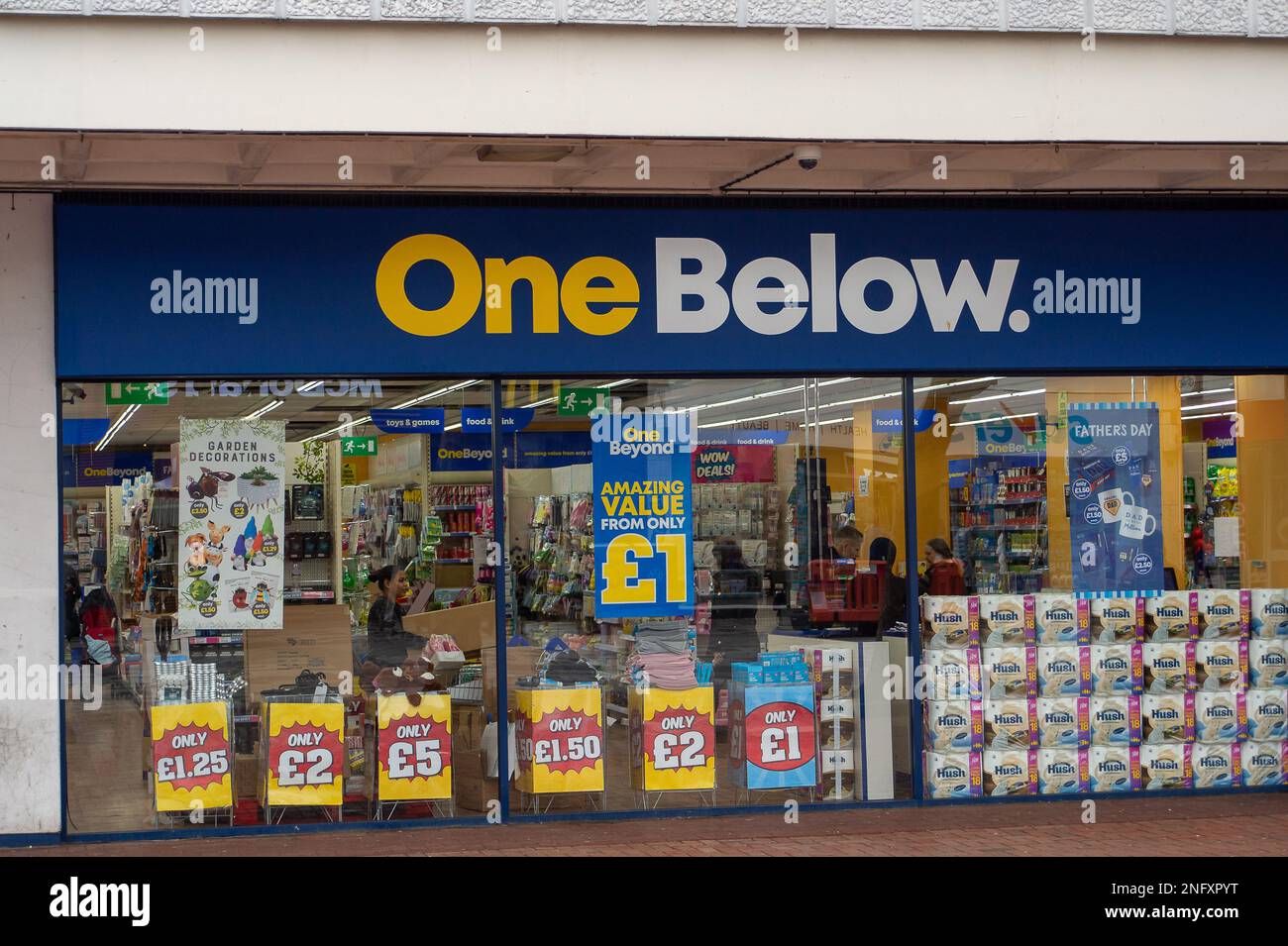 Slough, Berkshire, Großbritannien. 17. Februar 2023. Ein Laden unter uns in Slough. Nach einem Rückgang der Einzelhandelsumsätze um zwei Monate ist heute berichtet worden, dass die Einzelhandelsumsätze im Januar 2023 gestiegen sind, aber in den drei Monaten bis zum letzten Monat insgesamt ging das Einzelhandelsumsatz um 5,7 % zurück. Die Slough High Street war heute ruhig, da viele Haushalte mit der Krise der Lebenshaltungskosten und insbesondere mit den hohen Gas- und Stromkosten zu kämpfen haben. Kredit: Maureen McLean/Alamy Live News Stockfoto