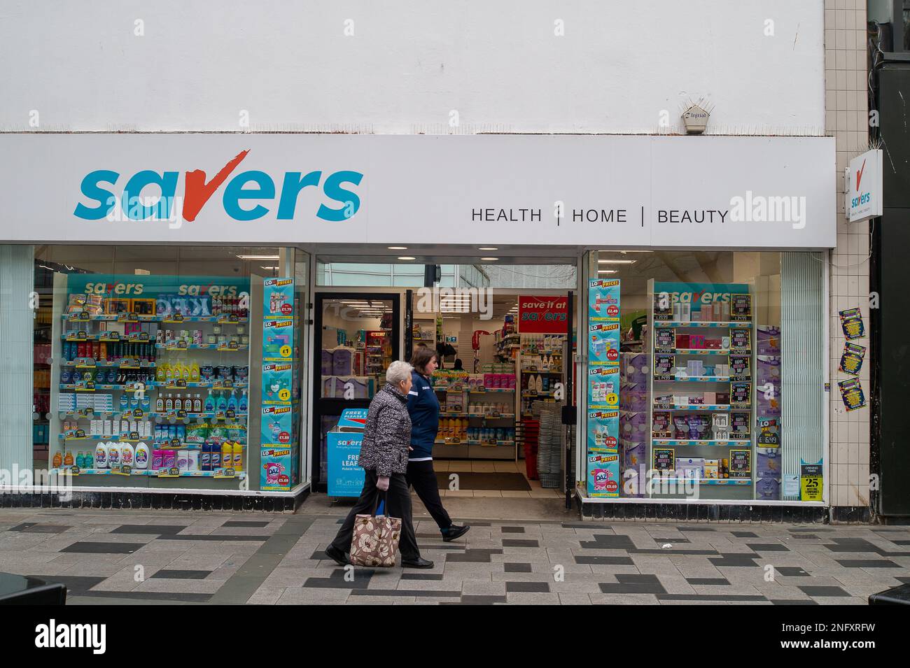Slough, Berkshire, Großbritannien. 17. Februar 2023. Zwei Frauen gehen an einem Savers-Laden in Slough vorbei. Nach einem Rückgang der Einzelhandelsumsätze um zwei Monate ist heute berichtet worden, dass die Einzelhandelsumsätze im Januar 2023 gestiegen sind, aber in den drei Monaten bis zum letzten Monat insgesamt ging das Einzelhandelsumsatz um 5,7 % zurück. Die Slough High Street war heute ruhig, da viele Haushalte mit der Krise der Lebenshaltungskosten und insbesondere mit den hohen Gas- und Stromkosten zu kämpfen haben. Kredit: Maureen McLean/Alamy Live News Stockfoto