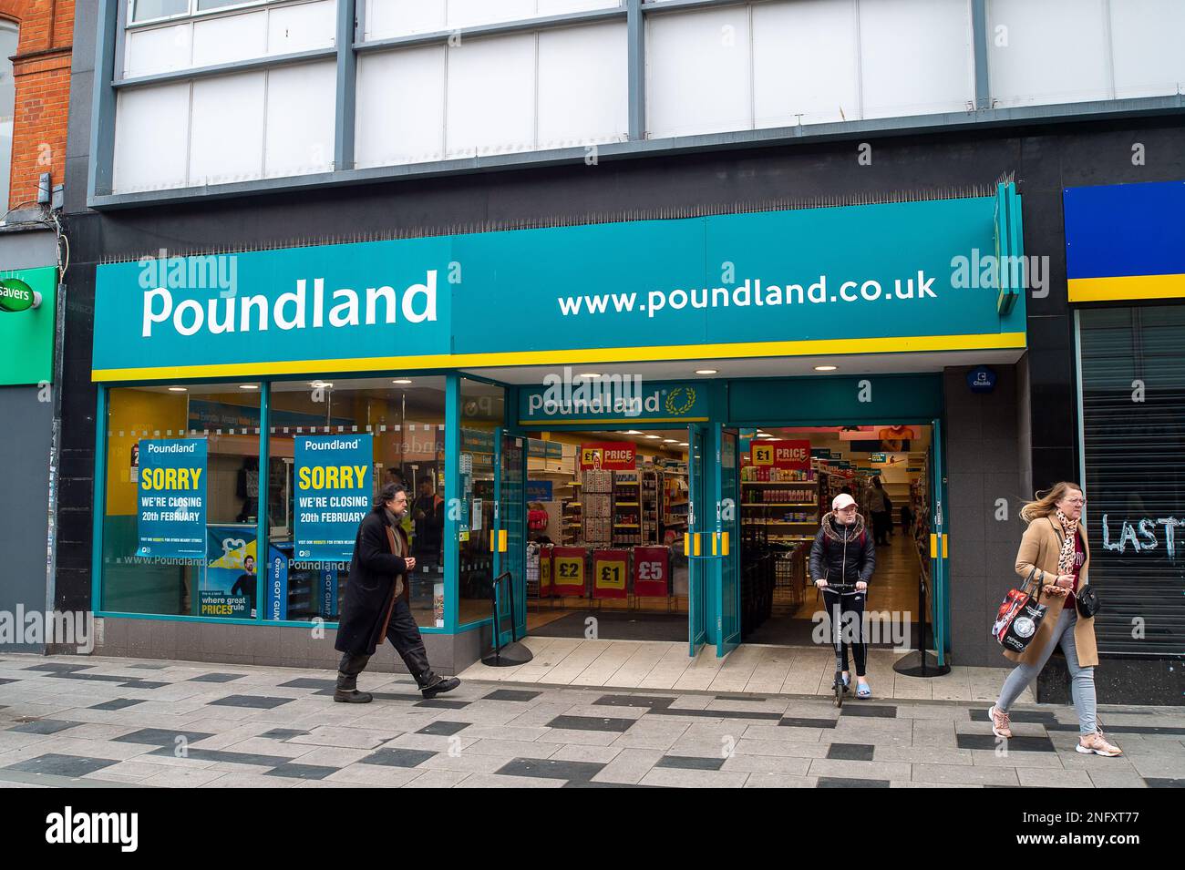 Slough, Berkshire, Großbritannien. 17. Februar 2023. Poundland in Slough schließt dieses Wochenende. Nach einem Rückgang der Einzelhandelsumsätze um zwei Monate ist heute berichtet worden, dass die Einzelhandelsumsätze im Januar 2023 gestiegen sind, aber in den drei Monaten bis zum letzten Monat insgesamt ging das Einzelhandelsumsatz um 5,7 % zurück. Die Slough High Street war heute ruhig, da viele Haushalte mit der Krise der Lebenshaltungskosten und insbesondere mit den hohen Gas- und Stromkosten zu kämpfen haben. Kredit: Maureen McLean/Alamy Live News Stockfoto