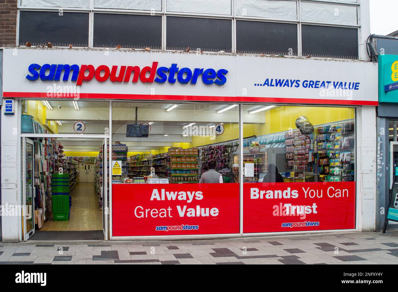 Slough, Berkshire, Großbritannien. 17. Februar 2023. Ein Pfund-Laden in Slough. Nach einem Rückgang der Einzelhandelsumsätze um zwei Monate ist heute berichtet worden, dass die Einzelhandelsumsätze im Januar 2023 gestiegen sind, aber in den drei Monaten bis zum letzten Monat insgesamt ging das Einzelhandelsumsatz um 5,7 % zurück. Die Slough High Street war heute ruhig, da viele Haushalte mit der Krise der Lebenshaltungskosten und insbesondere mit den hohen Gas- und Stromkosten zu kämpfen haben. Kredit: Maureen McLean/Alamy Live News Stockfoto