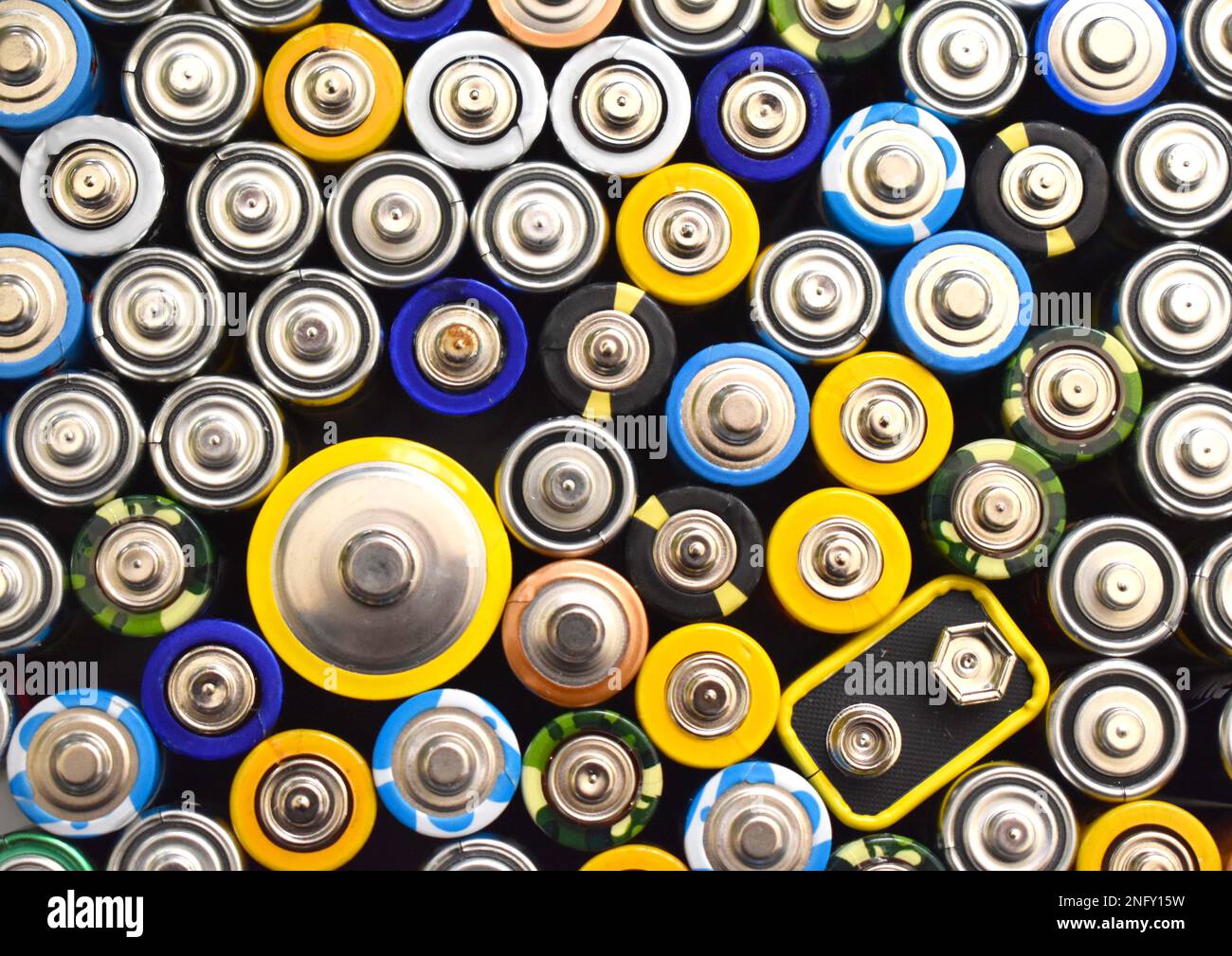 Eine Zusammenfassung verschiedener Batterien in verschiedenen Größen und Farben Stockfoto