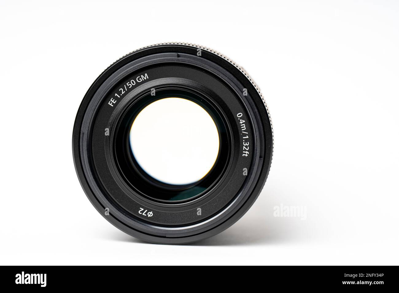 Sony G-Master SEL FE 50mm mm f 1,2 GM Objektiv. Selektive Fokussierung von Nahaufnahmen, isoliert auf weißem Hintergrund. SEL50F12GM Stockfoto