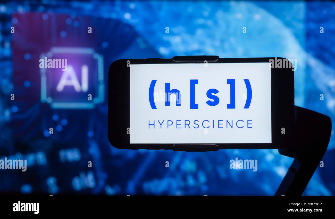 Indien. 17. Februar 2023. In dieser Fotoabbildung wird das Logo von Hyperscience auf einem Mobiltelefon-Display angezeigt, wobei im Hintergrund KI (künstliche Intelligenz) geschrieben ist. (Credit Image: © Idrees Abbas/SOPA Images via ZUMA Press Wire) NUR REDAKTIONELLE VERWENDUNG! Nicht für den kommerziellen GEBRAUCH! Stockfoto