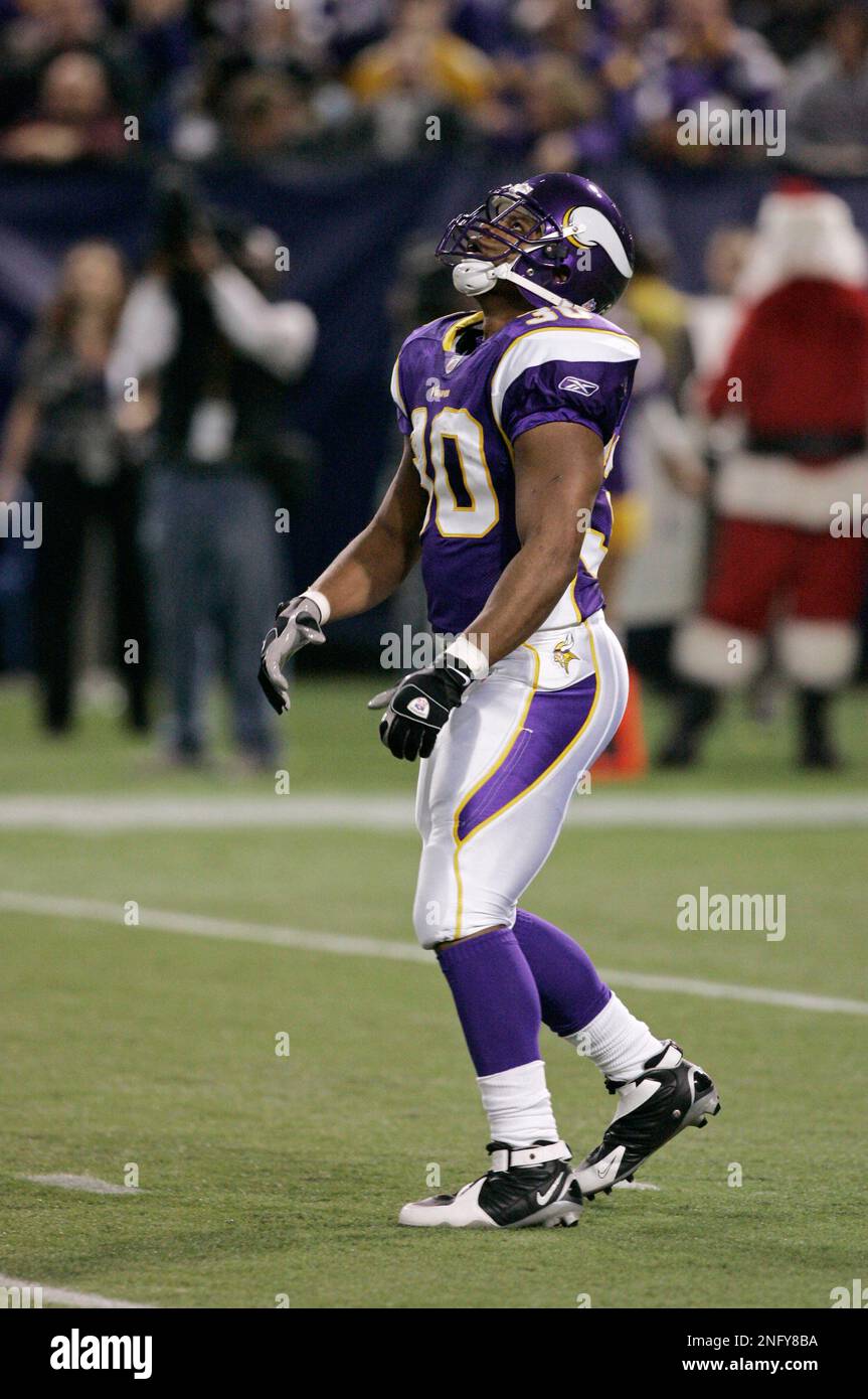 Minnesota Vikings punt returner Mewelde Moore waits for the punt from Washington Redskins in an NFL football game Sunday, Dec. 23, 2007 in Minneapolis. (AP Photo/Jim Mone) Stockfoto