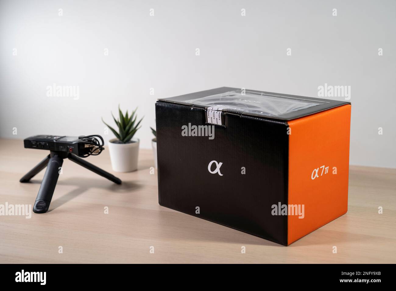 Sony Alpha A7 IV Hybrid MILC Spiegellose Vollformatkamera, Auspacken des Kameragehäuses. Die beste spiegellose Kamera. Stockfoto