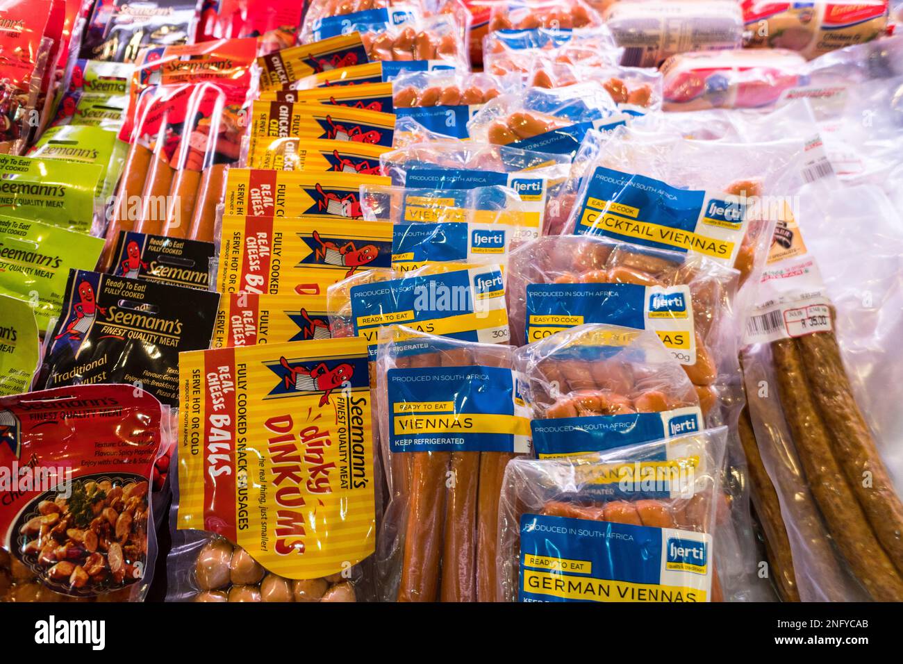 Vorverpackte, vakuumverpackte wiener Würstchen in einem offenen Kühlschrank, das in Südafrika ausgestellt wird, Lebensmittelkonzept oder Lebensmittelartikel Stockfoto