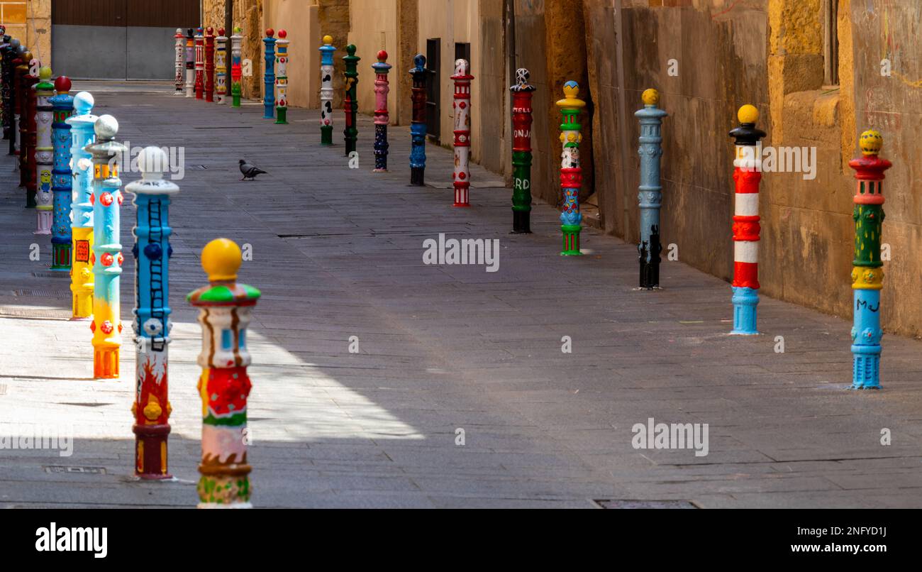 Calle del Pilón, curiosa calle del Casco antiguo de Tarragona con los bolardos pintados de Colores Stockfoto