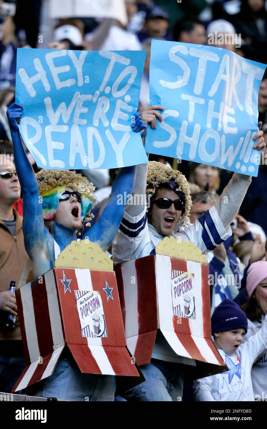 Showing support for Dallas Cowboys wide receiver Terrell Owens Mike Arnell, left, and Joe Brown dress as boxes of popcorn at the Philadelphia Eagles/Cowboys NFL football game, Sunday, Dec. 16, 2007, in Irving, Texas. (AP Photo/Tony Gutierrez) Stockfoto