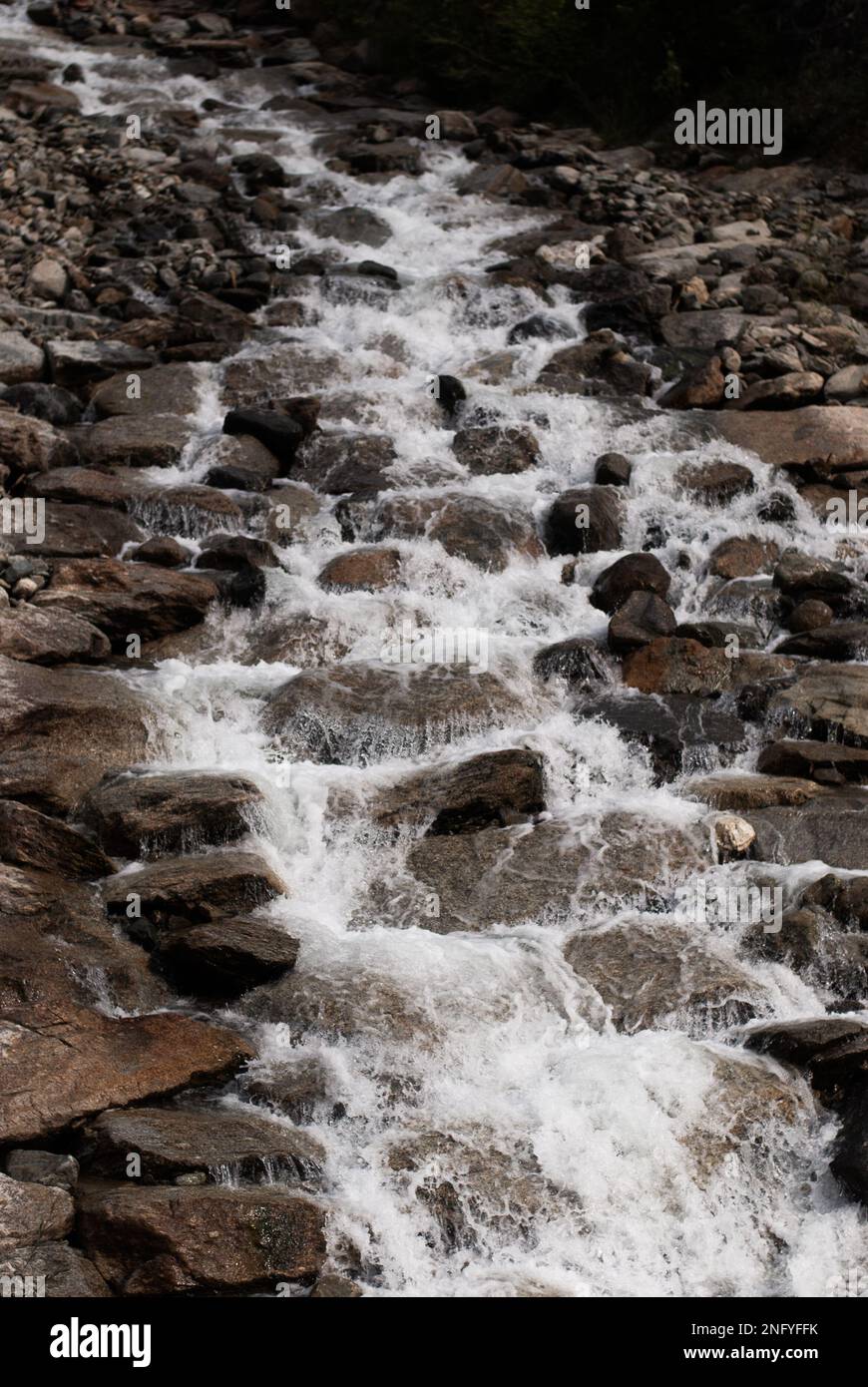 Blick auf den Wasserfall in den Bergen Stockfoto