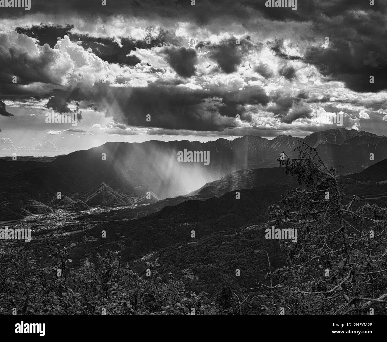 Ein großer Blickwinkel auf die Landschaft in Schwarz-Weiß. Stockfoto