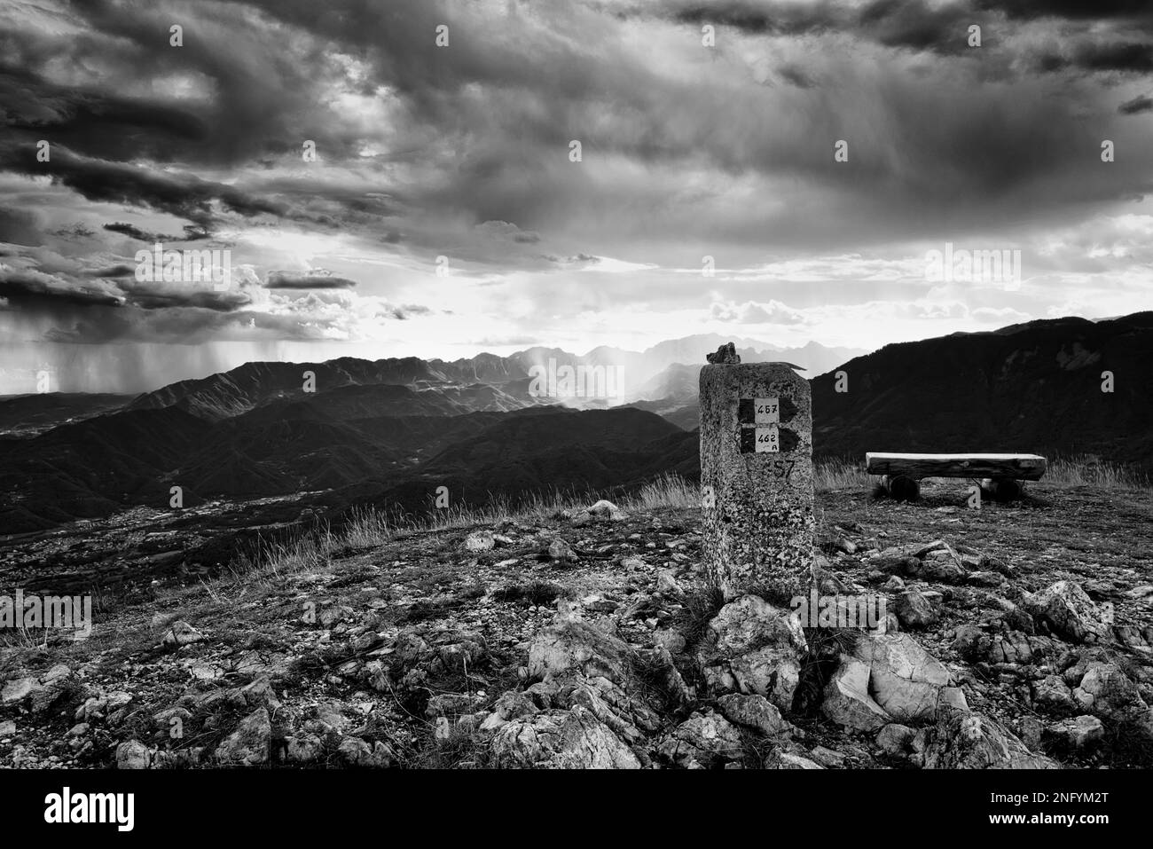 Ein großer Blickwinkel auf die Landschaft in Schwarz-Weiß. Stockfoto