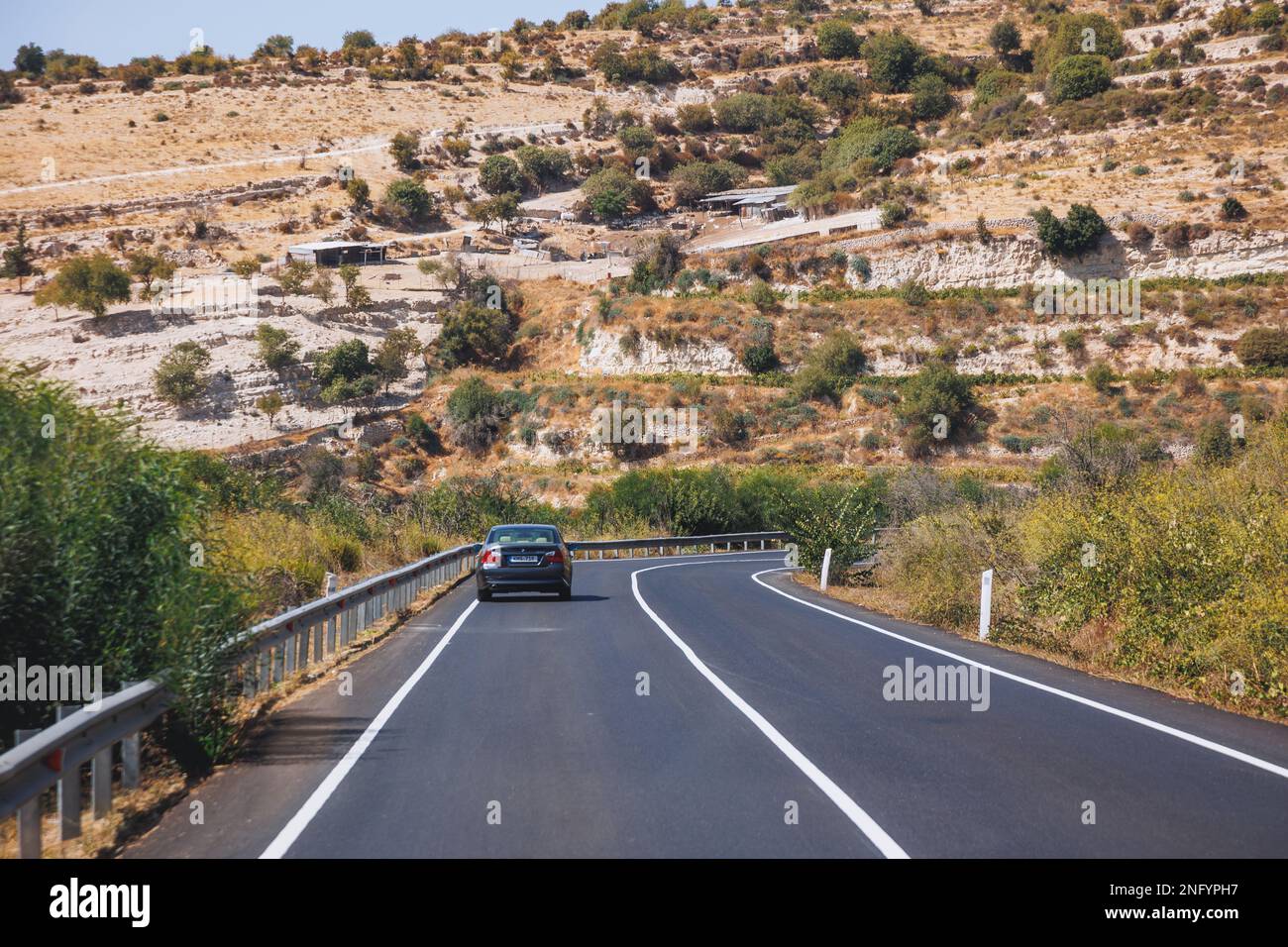 Auto auf einer Straße in der Bergregion des Bezirks Limassol im Inselland Zypern Stockfoto