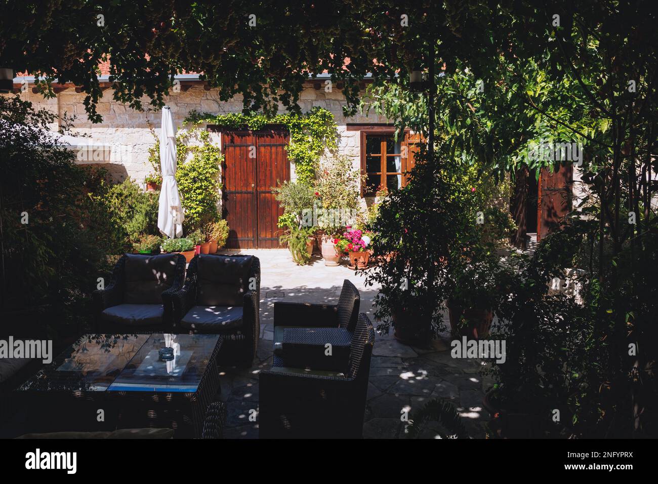Innenhof des Arsorama Village Homes Gästehauses in Arsos Village befindet sich in der bergigen Gegend des Limassol Bezirks von Zypern Stockfoto