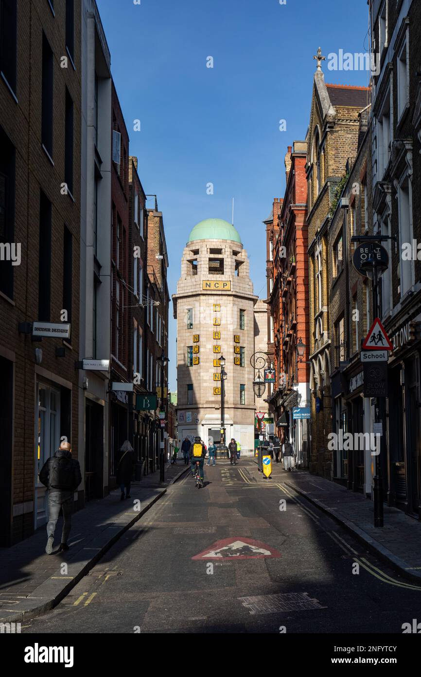 Great Windmill Street mit Blick auf die Brewer Street und NCP-Parkplatz im Londoner Stadtteil Soho, England Stockfoto