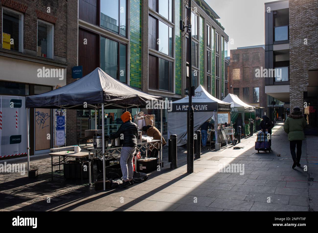 Verkäufer und Verkaufsstände auf dem Berwick Street Market im Londoner Stadtteil Soho, England Stockfoto
