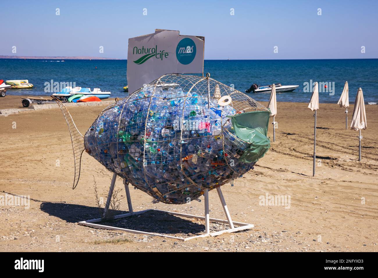 Fischförmiger Abfalleimer am Mackenzie Beach in Larnaca, Zypern Inselland Stockfoto