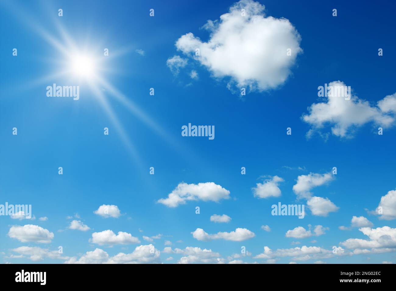 Helle Sonne am wunderschönen blauen Himmel mit weißen, flauschigen Wolken. Stockfoto