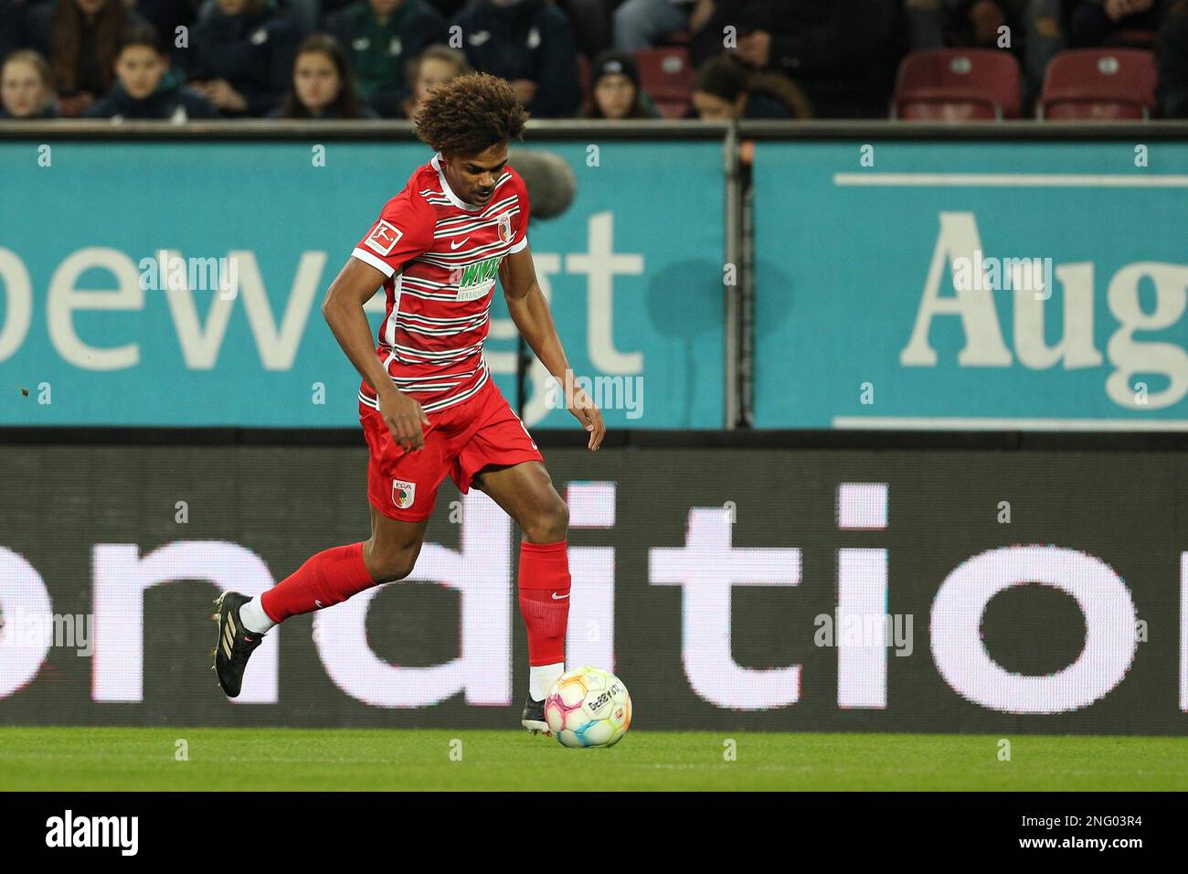 Augsburg, Deutschland. 17. Februar 2023. Fußball: Bundesliga, FC Augsburg - TSG 1899 Hoffenheim, Spieltag 21, WWK Arena. Renato Veiga des FC Augsburg in Aktion. Kredit: Christian Kolbert/Kolbert-Press/dpa/Alamy Live News Stockfoto