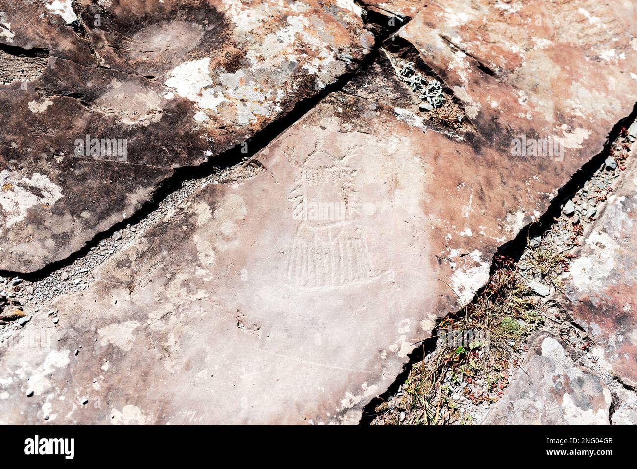 Felszeichnungen von alten Menschen eines unbekannten Raumschiffs auf Steinen im Altai-Gebirge in Sibirien. Stockfoto