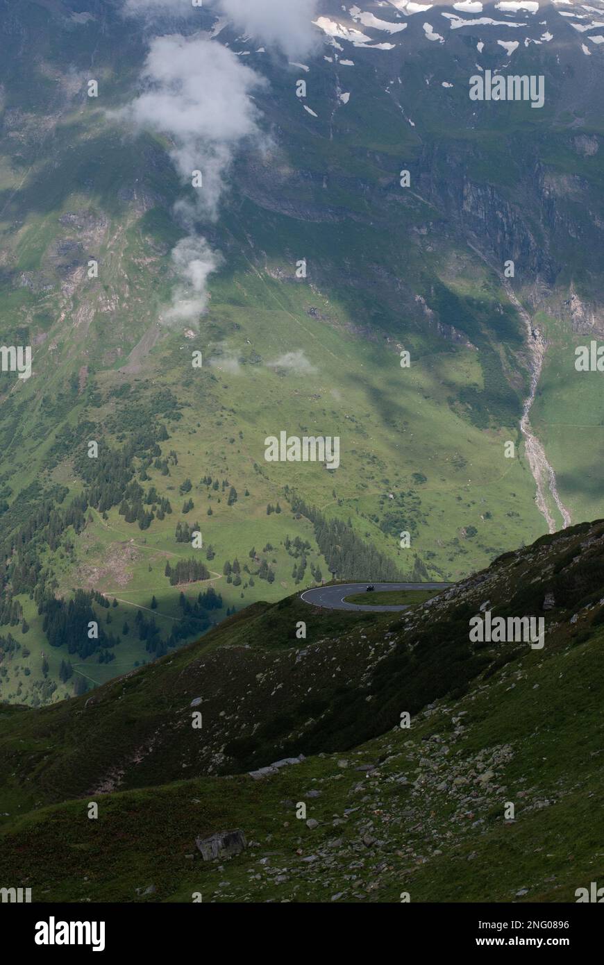 Grüne Berge in den Alpen im Sommer Stockfoto