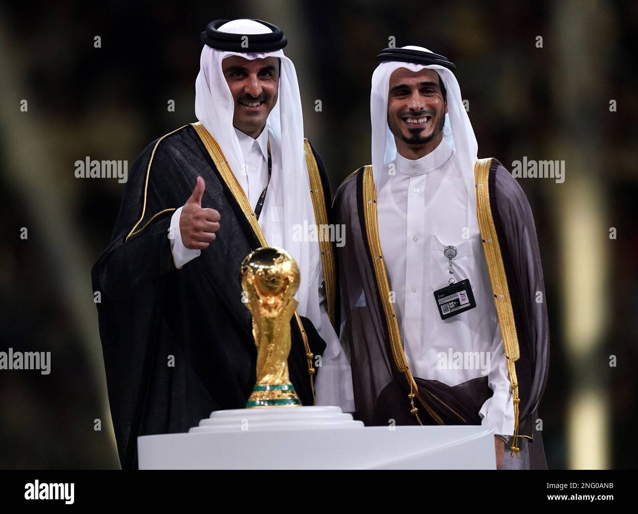 Aktenfoto vom 18.-12-2022 von Scheich Jassim bin Hamad Al Thani (rechts), dem Vorsitzenden der QIB-Bank in Katar, der bekannt gegeben hat, dass er ein Kaufangebot für Manchester United abgegeben hat. Ian Hodgson/PA-Draht. Ausgabedatum: Freitag, 17. Februar 2023. Stockfoto