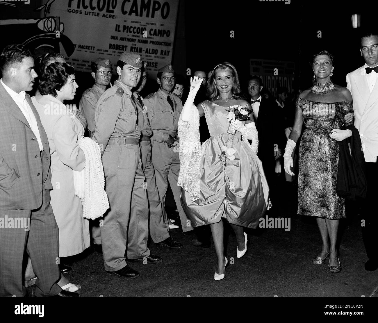 French actress Jeanne Moreau waves as she arrives at the Film Palace in Venice for the showing of the French entry in the film festival, "Les Amant," in which she stars, Sept. 6, 1958. (AP Photo/Walter Attenni) Stockfoto