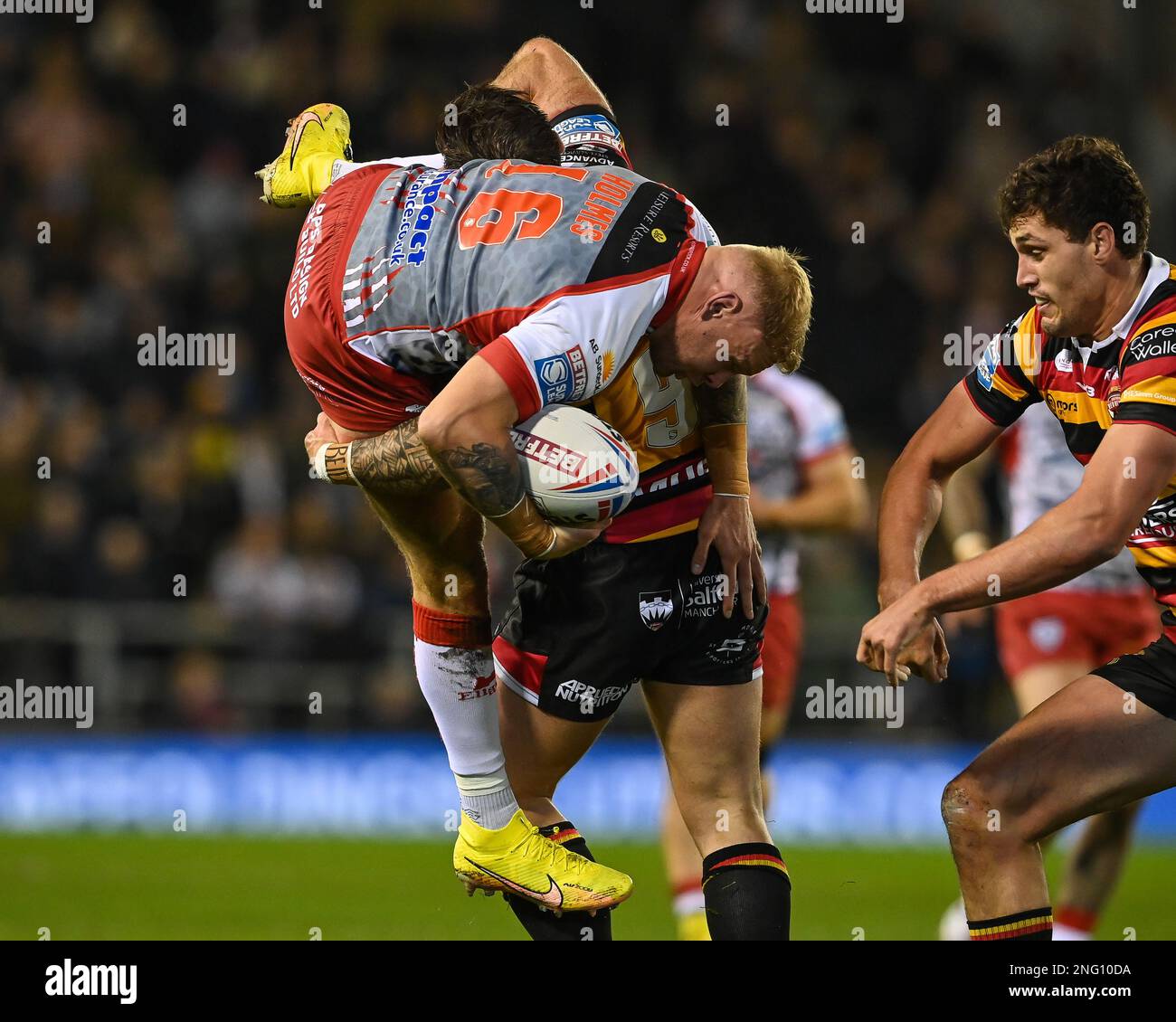 Oliver Holmes #16 von Leigh Leopards wird von Andy Ackers #9 von Salford Red Devils während des Spiels der Betfred Super League Round 1 Leigh Leopards vs Salford Red Devils im Leigh Sports Village, Leigh, Großbritannien, 17. Februar 2023 angegriffen (Foto von Craig Thomas/News Images) Stockfoto