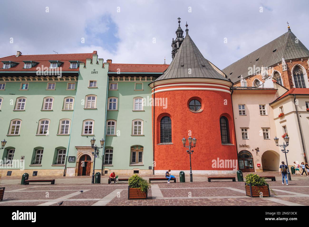 Jesuitenkloster und Kirche St. Barbara auf dem kleinen Marktplatz in der Altstadt von Krakau, Polen, mit Blick auf die Basilika der Heiligen Maria Stockfoto