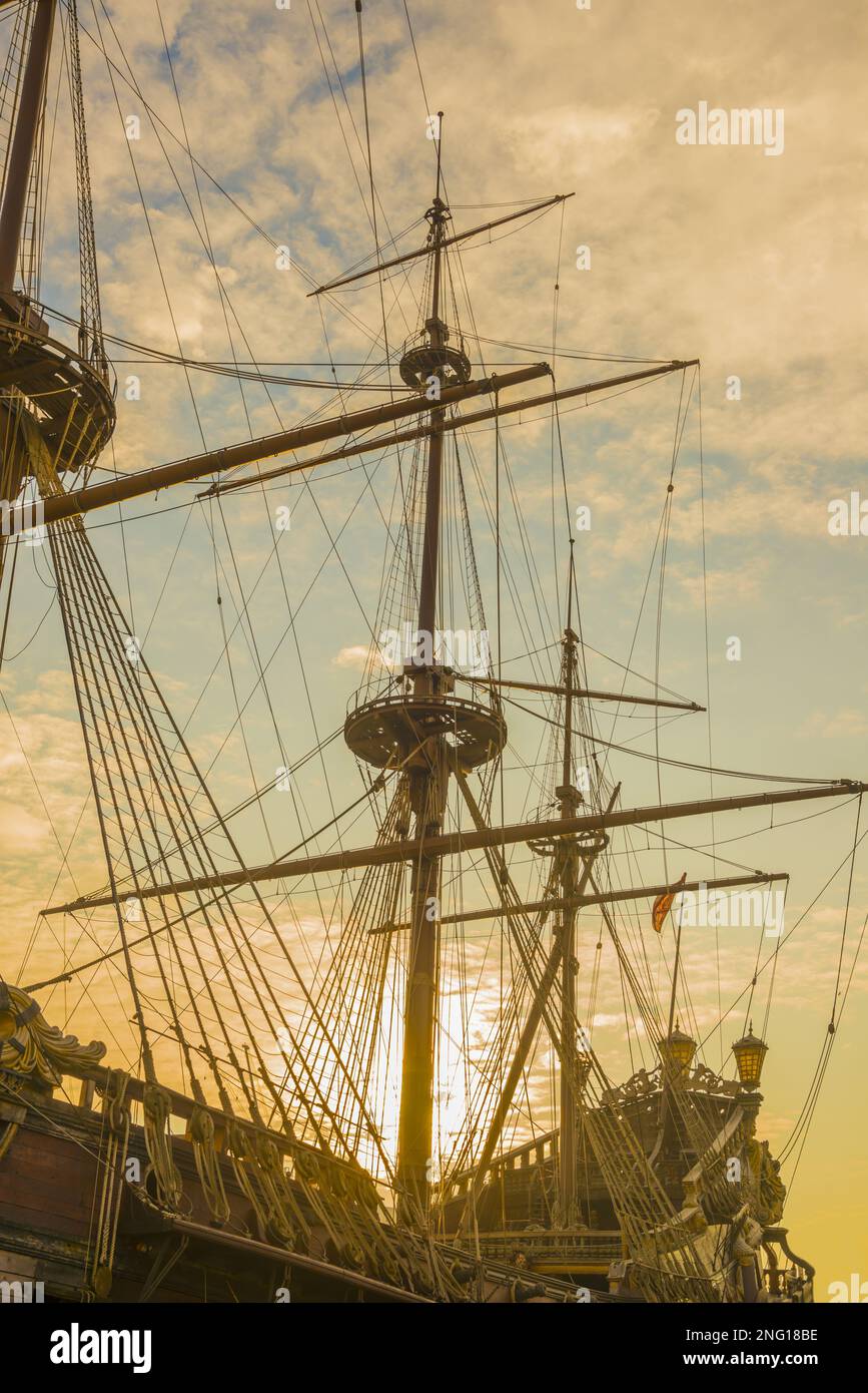 Altes Segelschiff bei Sonnenuntergang in Genua, Italien. Stockfoto