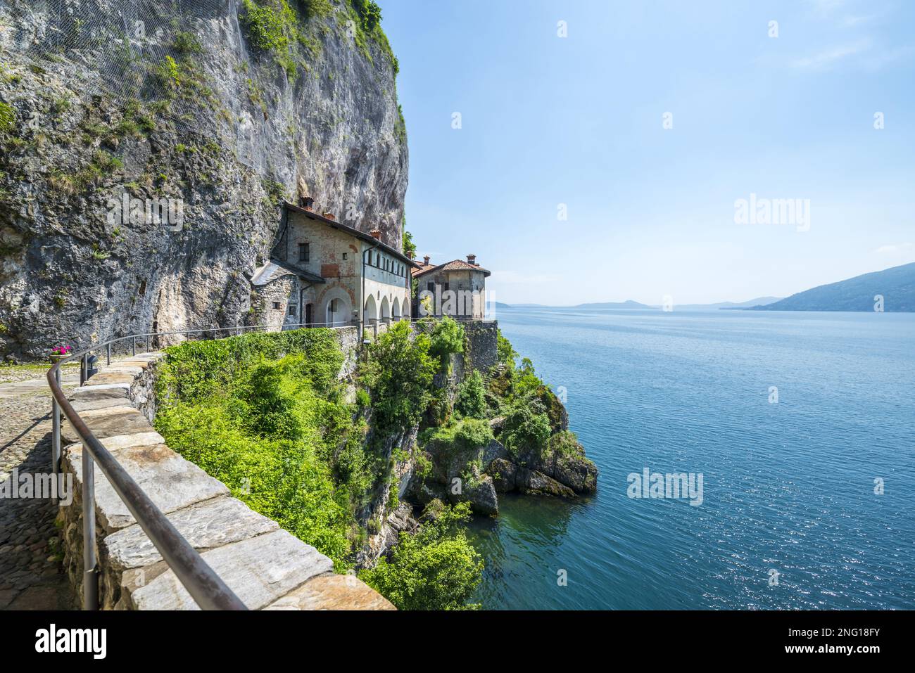 Eremo di Santa Caterina del Sasso in Leggiuno, Lombardei in Italien. Stockfoto