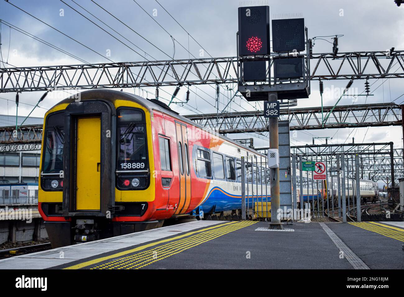 Ein Paar EMR Klasse 158s verlässt Manchester Piccadilly auf einem Service nach Nottingham. Stockfoto