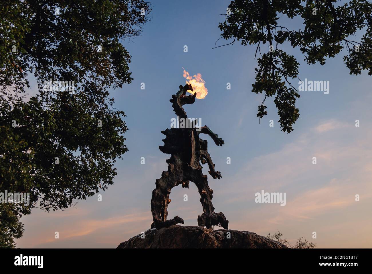 Statue des Wawel-Drachen, der Feuer spuckt in Krakau, Woiwodschaft Kleinpolen von Polen Stockfoto