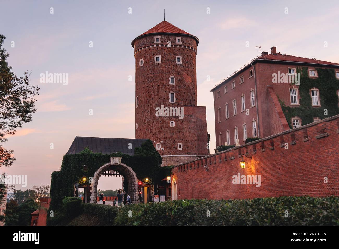 Sandomierz-Turm und Bernardynska-Tor der Königlichen Burg Wawel in Krakau, Woiwodschaft Kleinpolen von Polen Stockfoto