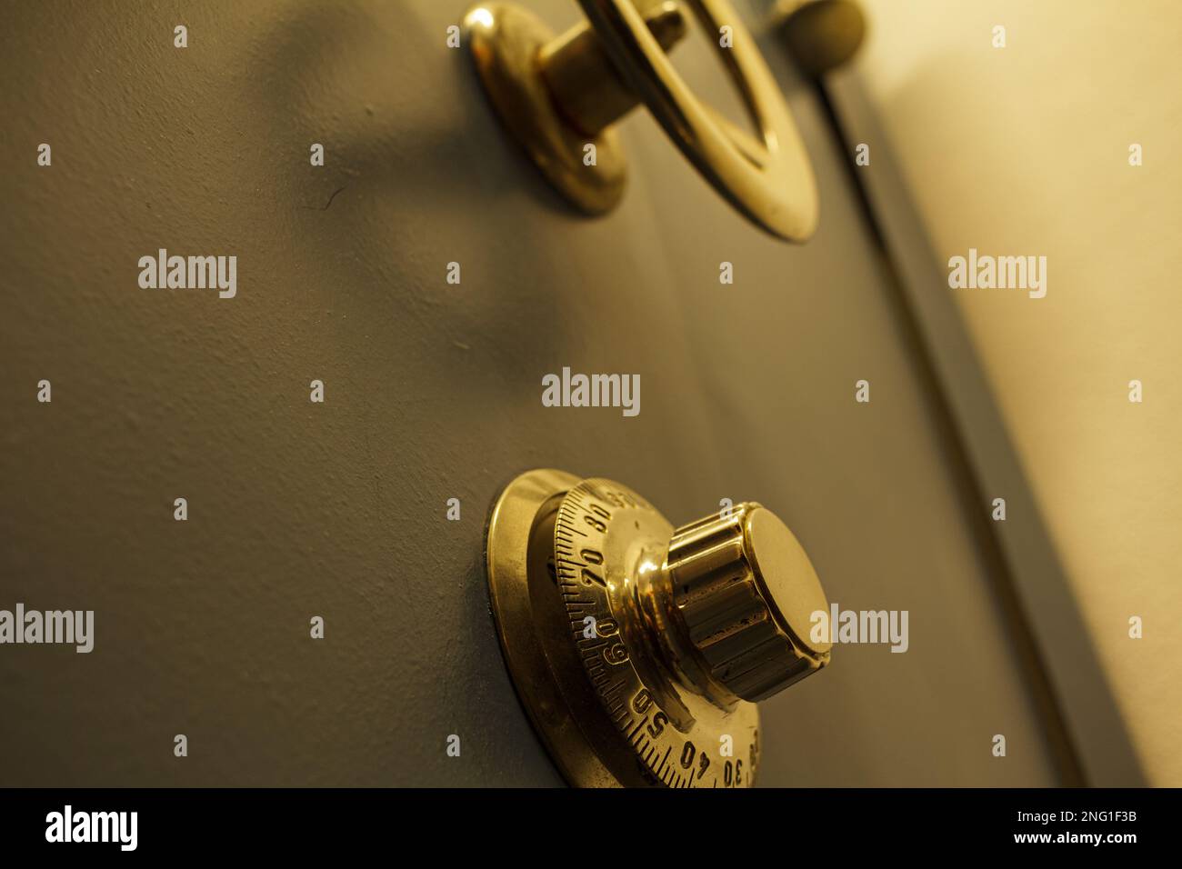 Nahaufnahme eines alten Banksafes mit Zahlenschloss Stockfoto