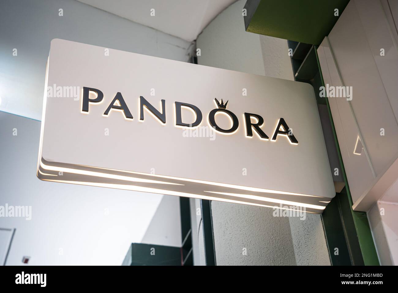 Pandora Schmuckladen Schild Nahaufnahme. Budapest, Ungarn - 3. Februar 2023. Stockfoto