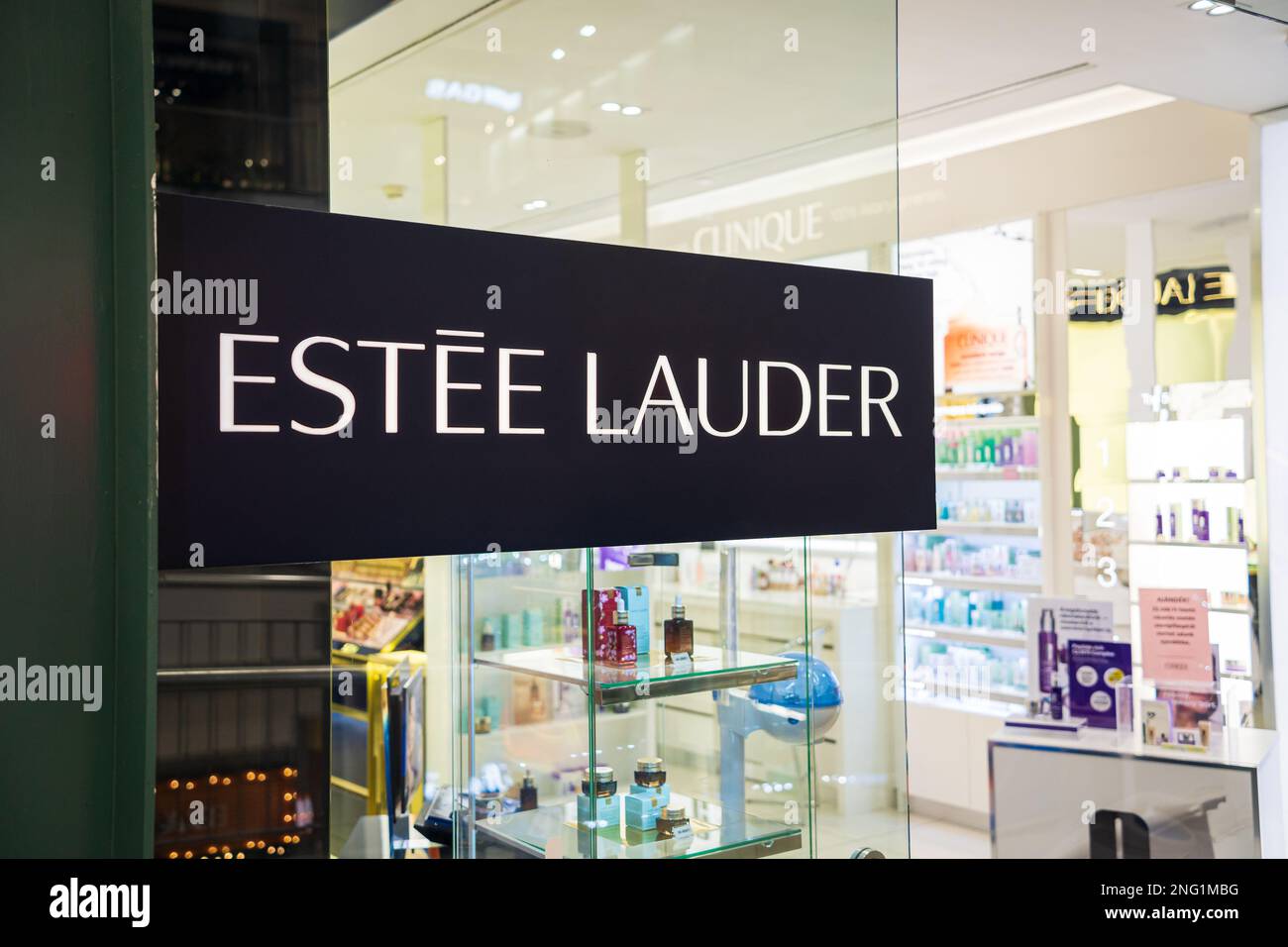 Estee Lauder ist ein Schild aus der Nähe. Estee Lauder ist eine Luxusmarke für Kosmetika. Budapest, Ungarn - 3. Februar 2023. Stockfoto