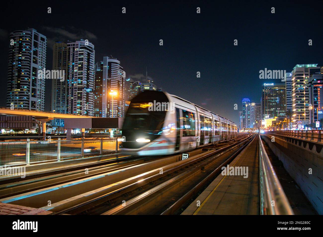 Der Zug nähert sich dem Bahnhof in Dubai, Vereinigte Arabische Emirate Stockfoto
