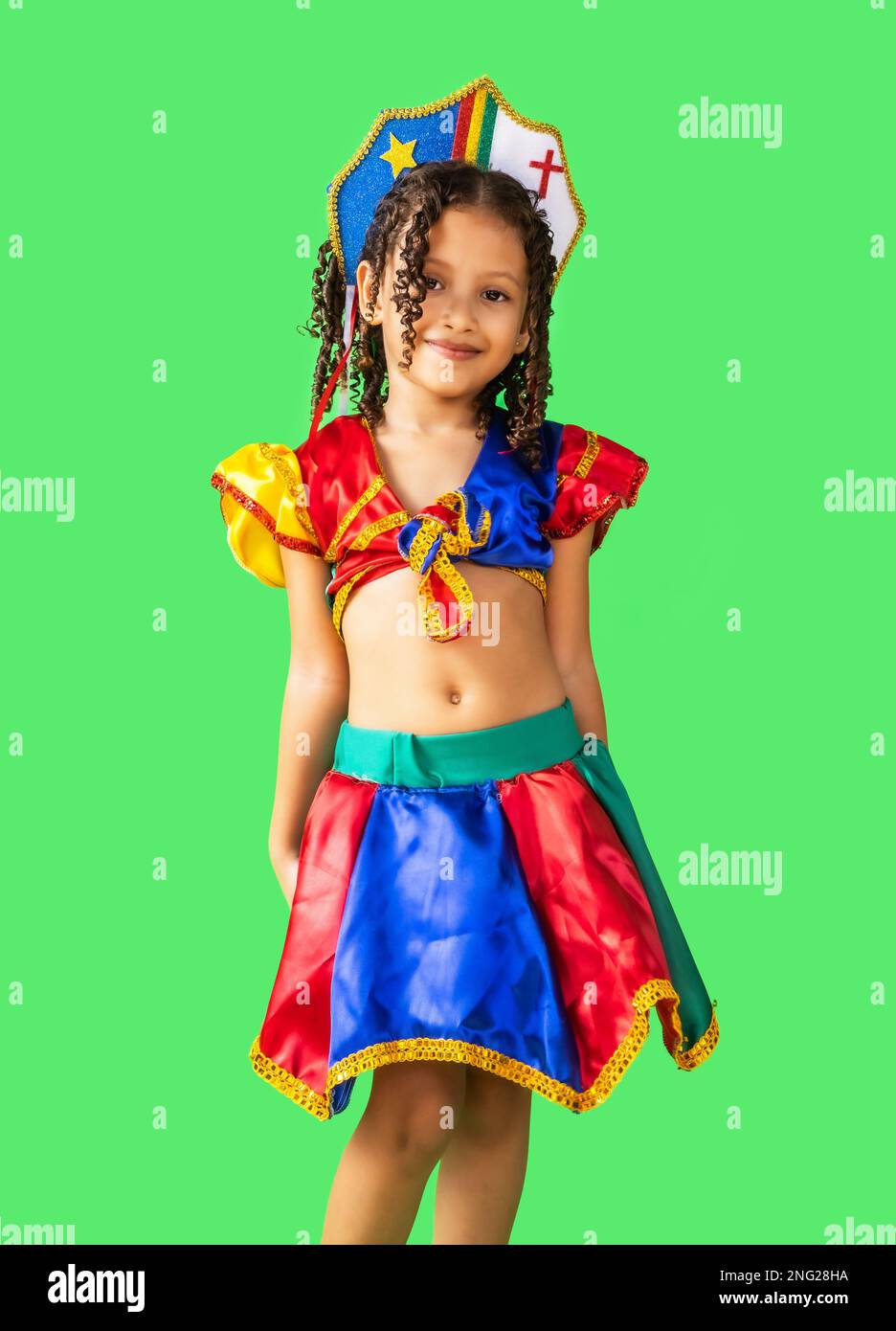 Brasilianisches Mädchen, angezogen im Karnevalskostüm, tanzt mit Frevo-Regenschirm. Kleines Mädchen, brasilianerin, mit Frevo-Kleidung, Karnevalskostüm, tanzender Frevo Stockfoto