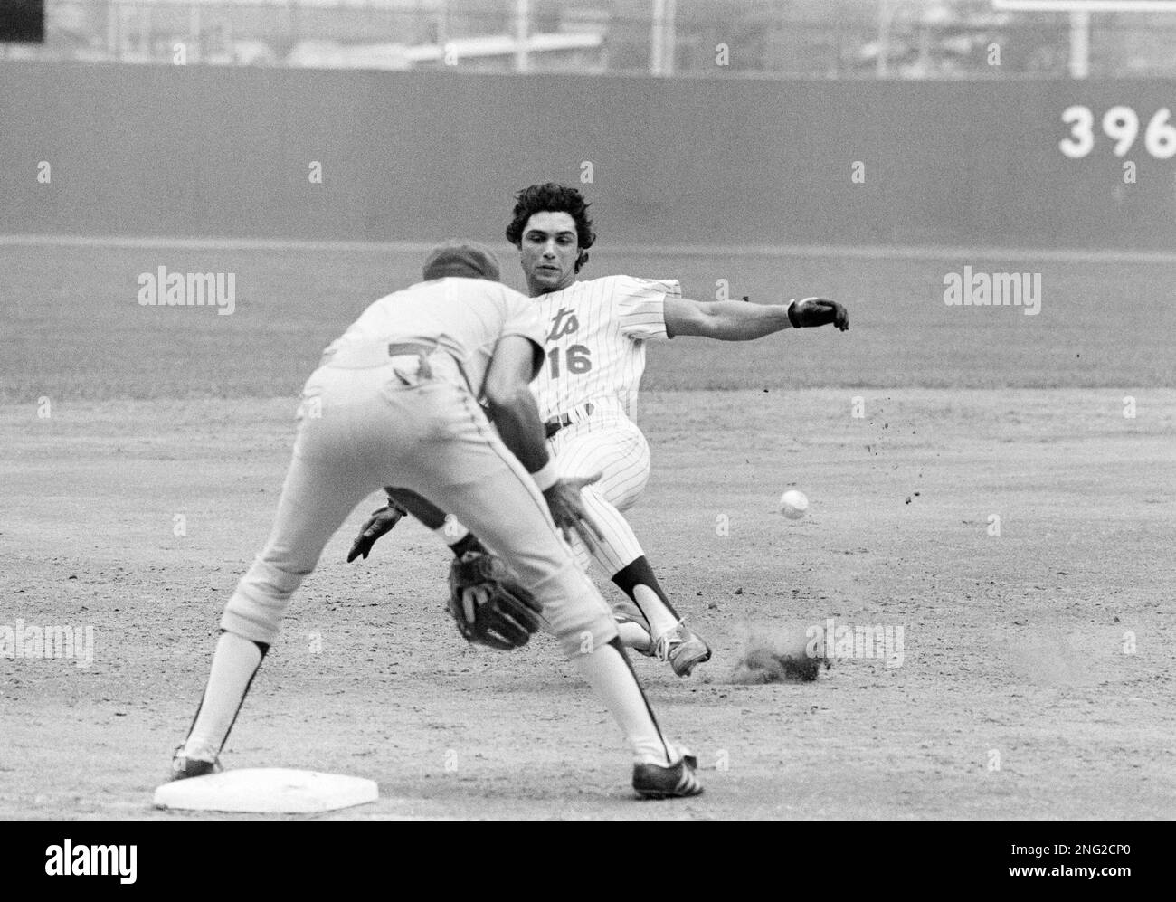Lee Mazzilli of the New York Mets races the ball to third base in the fourth inning of Tuesday's game with the Montreal Expos at Shea Stadium, September 6, 1977. Expos Larry Parrish awaits late throw as Mazzilli was credited with an RBI triple. (AP Photo/Ray Stubblebine) Stockfoto