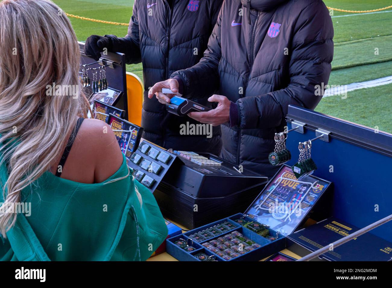 Souvenirgras kaufen in der Camp Nou Arena - dem offiziellen Spielplatz des FC Barcelona Stockfoto