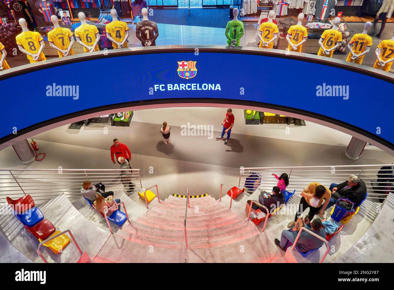 Besuch des offiziellen Ladens in der Camp Nou Arena - dem offiziellen Spielplatz des FC Barcelona Stockfoto